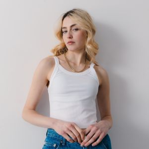 Levi's Pour femme. T-shirt sans manches ? pattes d'or blanc