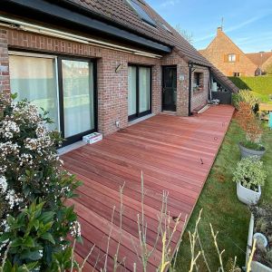 Kit complet terrasse bois exotique PADOUK pour 20 m², Lames 1,55 m, lambourdes 2,75 m, plots réglables et visserie Inox.