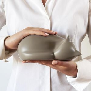 Urne Fun&eacute;raire Comemori Chat Dormant Taupe Light &Eacute;l&eacute;gante