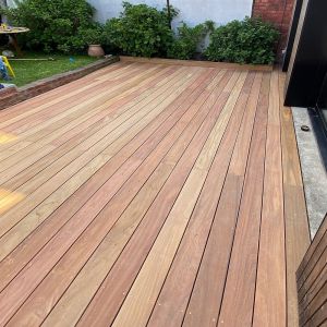 Kit complet terrasse bois exotique CUMARU pour 20 m², Lames 2,75 m, lambourdes 2,75 m, plots réglables et visserie Inox.