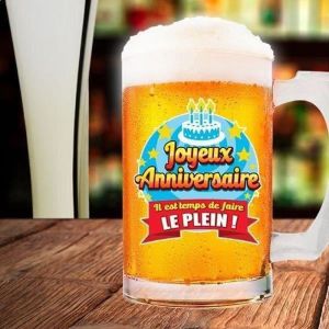 Chope de bi&egrave;re avec inscription joyeux anniversaire