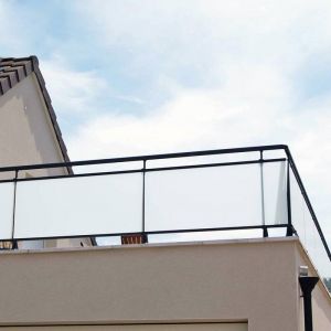 Film adh&eacute;sif anti-regard mat translucide pour ext&eacute;rieur