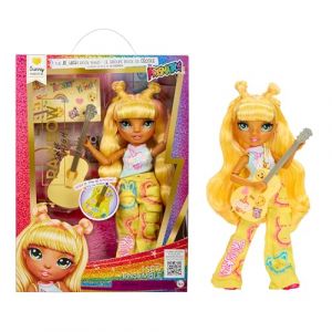 Rainbow high Junior High Rock Band - Sunny - Poupée Mannequin Jaune de 23 cm avec Guitare, Personnalisable avec des Autocollants, Articulée, Jouet Mignon pour Enfants Dès 4 Ans