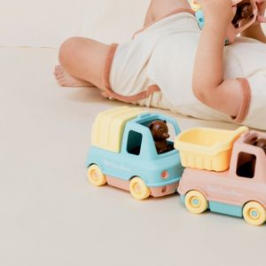 Le camion poubelle petit ours brun, made in france en matière recyclée, menthe