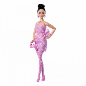 Mattel Poup&eacute;e Deluxe Style n&deg; 11 avec une robe en jean rose &agrave; imprim&eacute; &eacute;toil&eacute;, des collants assortis, ses cheveux noirs coiff&eacute;s en chignon haut, et un sac &agrave; main et des bijoux, JJN71