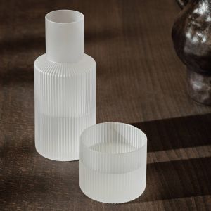 Ferm Living Carafe & verre - Set carafe et verre RIPPLE Givr&eacute;