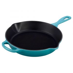 Le Creuset Skillet profond en fonte émaillée Signature avec poignée d'assistance et deux becs verseurs, 26 cm, 2 litres, Bleu Caraïbes, 20187261700422