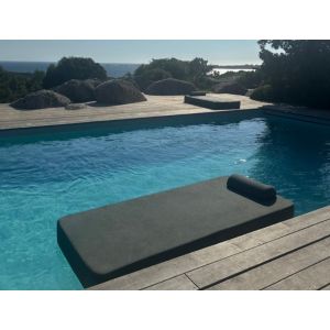 COZIP | Le PoolBed Kaki collaboration avec Christophe Beaugrand | 180x70xh18 cm | Matelas en mousse et en tissu flottant
