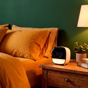 R&eacute;veil compact rechargeable 3 alarmes veilleuse temp&eacute;rature &eacute;cran LED Naeo