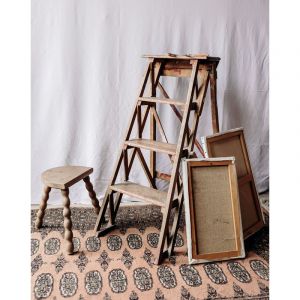 Denis, l'escabeau en bois patin&eacute; n&deg;26