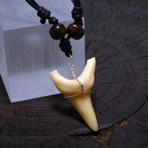 Collier avec Pendentif Fausse Dent de Requin Style Tribal