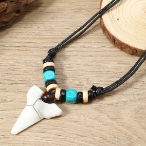 Collier Pendentif avec Fausse Dent de Requin