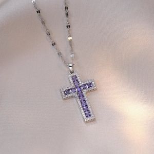 Collier avec Pendentif Croix Chr&eacute;tienne en Zircon