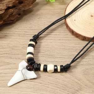 Collier Pendentif avec Fausse Dent de Requin