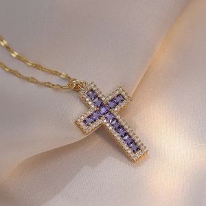 Collier avec Pendentif Croix Chr&eacute;tienne en Zircon