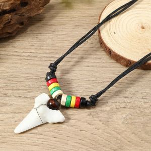 Collier Pendentif avec Fausse Dent de Requin