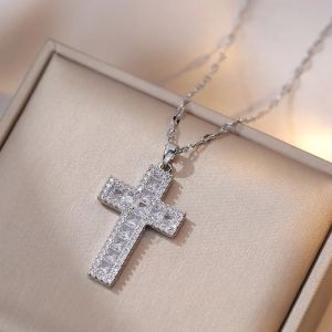 Collier avec Pendentif Croix Chr&eacute;tienne en Zircon