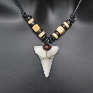 Collier avec Pendentif Fausse Dent de Requin