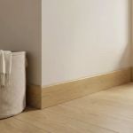 Plinthe Plaqu&eacute;e bois D&eacute;cor 275 vernis blond (vendue &agrave; la pi&egrave;ce)