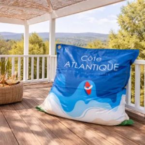 Maxi coussin d&eacute;perlant int&eacute;rieur / ext&eacute;rieur imprim&eacute; c&ocirc;te atlantique bleu 130 x 110 cm