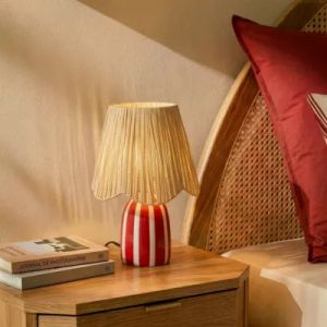 Lampe &agrave; poser en c&eacute;ramique ray&eacute;e blanc, rouge framboise et fibres tress&eacute;es H.30 cm E27 40 W Jumell Quoki