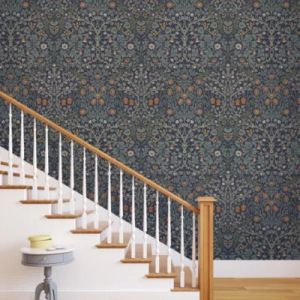 Papier vinyle intiss&eacute; fleuri, fleurs de prunellier bleu L.1000 x l.52 cm William Morris Blackstorn