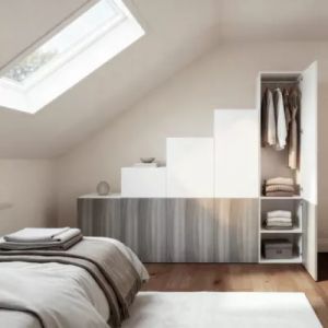 Ensemble d&rsquo;armoires portes battantes sous pente et/ou comble blanches et effet ch&ecirc;ne gris&eacute; GoodHome Atomia H. 225 x L. 250 x P. 60 cm