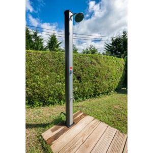 Douche solaire en PVC avec rince pieds et r&eacute;servoir de 35L