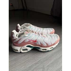 Nike Air Max Plus Blanc/Rose (Tn) - Taille 39 - Mod&egrave;le 2023 - Occasion