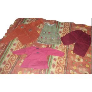 Pull Orange Power Manches Longues + Robes Verte Peau De P&ecirc;che + T-Shirt Manche Longue Rose + Pantalon Bordeau - Juke Box Dpam Les Petites Barbie - 4 Pi&egrave;ces - 1 An - Fille - Occasion