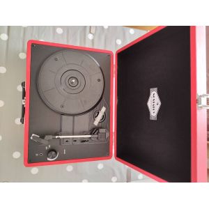 Je vends Auna Peggy Sue - Platine vinyle portable look r&eacute;tro , 2 haut-parleurs, USB pour num&eacute;risation (sortie RCA, 33/45/78 tours) - rouge. - Occasion