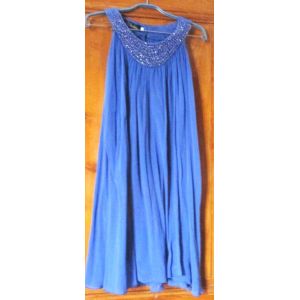 Robe Habillée Fluide Et Légère-Bleu Foncé-Voile Transparent Doublé-100%Polyester- Plastron Emperlé- Encolure Ronde Fermée Par 2 Boutons Dorés Au Dos- Marque Valentine- Taille L- Jamais Portée Ni Lavée - Occasion