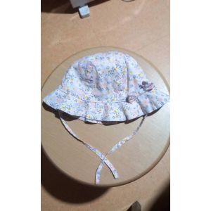 Bob &Agrave; Volant B&eacute;b&eacute; Fille Mon Premier Major, Taille 1, Coloris Imprim&eacute; Petites Fleurs, Petit Noeud Ton Sur Ton Cousu Sur Le C&ocirc;t&eacute; Gauche &Agrave; L'avant, Cordons D'attache Au Cou 100% Coton . - Occasion