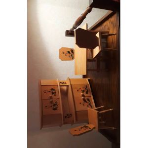 Jouet Meuble Pour Poup&eacute;e (Mannequin), Lot Compos&eacute; 1 Buffet H 32cm, Lar 27,5, . 1 Table H 13cm, Lg 23 Cm, Lar 16,5 Cm 3 Chaises Assise 7cm, H 21cm.Tr&egrave;s Belle Ensemble De Belle Qualit&eacute;, D&eacute;co - Occasion