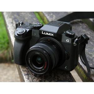 Panasonic Lumix G7 - très bon état - presque jamais servis - avec 2 batteries &#43; un chargeur &#43; un adaptateur prise anglaise & standard &#43;Carte SD &#43; un objectif 14 mm - 45 mm &#43; pare-soleil pour objectif - Occasion