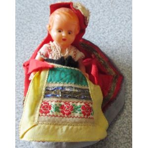Ancienne poup&eacute;e folklorique de collection- Italie Roma-mini poup&eacute;e de 9cm habill&eacute;e d'une jupe rouge, corsage, tablier multicolore et longue coiffe de tissu rouge (en partie d&eacute;coll&eacute;e) - Occasion