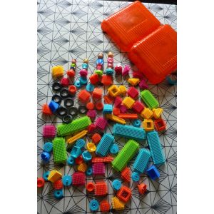 * Gros Lot De 92 Clipo, Jeu De Construction Vintage Dans Sa Valise De Transport Originale - Occasion