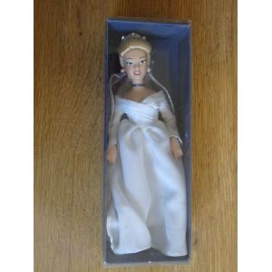 Poupée Porcelaine Disney Cendrillon En Robe De Mariée - Occasion