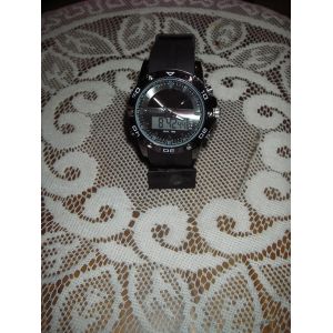 Montre Homme Chronographe Solaire ,Bracelet Hypoallerg&eacute;nique En Silicone ,De Couleur Noire ,R&eacute;veil ,Chronom&egrave;tre ,Affichage De La Date ,Boitier M&eacute;tallique Avec Fond En Inox ,Panneau Solaire Int&eacute;gr&eacute; . - Occasion