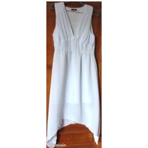 Robe Habill&eacute;e Fluide Et L&eacute;g&egrave;re-Bleu Glacier-Voile Transparent Doubl&eacute;-100%Polyester-D&eacute;collet&eacute; En V-Empi&egrave;cement Cintr&eacute; Pliss&eacute;-Longueur Asym&eacute;trique Marque H&M-Taille L- Jamais Port&eacute;e Ni Lav&eacute;e - Occasion