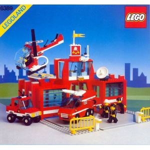 LEGO Vintage Caserne Maison de Pompiers 6389 avec 4 Figurines, 1 Hélicoptère, 1 Camion, 1 Voiture, 1 Plaque - Occasion