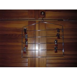 Cintre Porte Jupes ,Pantalons ( Pour 4 Pi&egrave;ces ) &Agrave; Suspendre ,Chaque Barre Amovible D'un Cot&eacute; ,En M&eacute;tal Argent&eacute; ,Pinces R&eacute;glables ,Dimensions :Hauteur Avec Crochet De Suspension 38 Cm ,Largeur 35 Cm . - Occasion