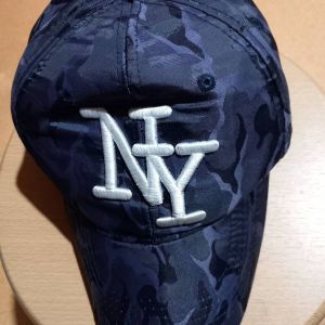 Casquette Hip Hop Fashion New York, Ny Brodé En Fil Blanc Au Dessus De La Visière, Coloris Noir Imprimé Flammes Bleues Marine, Patte De Réglage Largeur Perforée En Pvc À L'arrière, 100% Polyester. - Occasion