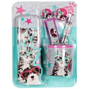 Kit Set De Bureau Motif "Chats". - Trousse En Métal (Longueur: 200 Mm, Largeur: 65 Mm, Hauteur: 20 Mm) - Gomme (Diamètre: 30 Mm, Épaisseur: 5 Mm) - Taille-Crayons (Diamètre: 35 Mm, Épaisseur: 15 Mm) - Occasion