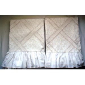 Lot De 2 Draps Plats Blanc Avec Volant Et Motif Imprim&eacute; .Tr&egrave;s Bon &Eacute;tat Comme Neuf . Couleur Blanc Fleurs Couleur Miel Et Frise G&eacute;om&eacute;trique Marron Tr&egrave;s Clair - Occasion