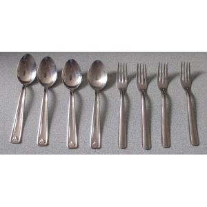 Lot De Couverts De Table Inox : 4 Cuillères Inox France Avec Coquille Au Bas (20cm) Et 4 Fourchettes Avec Nervure (19.5cm) - Occasion