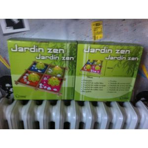 D&eacute;co Jardin Zen, Comprenant : . 4 Bougies . 1 Sachet De Sable Bleu . 1 Sachet De Sable Vert . 1 Sachet De Sable Rose . Des Galets. Dimensions : 19 Cm X 19 Cm. - Occasion
