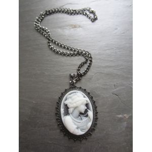 Collier Noir Avec Cabochon En Cam&eacute;e - Occasion