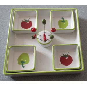 Set Pour Amuse-Gueules Apéritif Composé D'une Grande Coupe Carrée (22.5x22.5cm) Avec En Son Centre Un Pivot Pour 6 Pics Et 4 Coupelles Individuelles (8x8cm)-En Céramique Blanche Décorée Légumes - Occasion