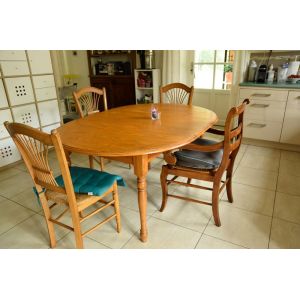 Table Ronde En Pin Massif Avec 4 Chaises Dimension 114cm De Diamètre ; Livrée Avec 2 Rallonges De 45 Cm Soit 2m 04 Sur 1m14 En Bon État - Occasion